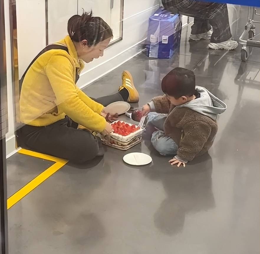 Hơn 1 triệu người thừa nhận ghen tị khi xem clip hai mẹ con ăn b&aacute;nh giữa si&ecirc;u thị- Ảnh 2.