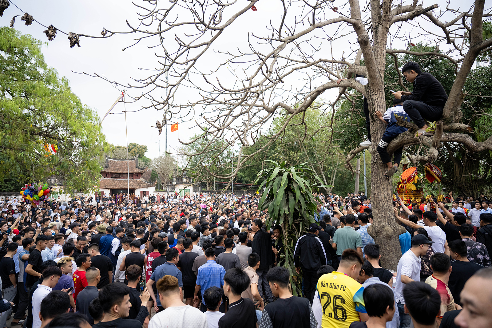 Hàng trăm thanh niên trai tráng lao vào tranh phết cầu may, khung cảnh đông nghẹt khiến ai nhìn cũng “nín thở”- Ảnh 3. Hàng trăm thanh niên trai tráng lao vào tranh phết cầu may, khung cảnh đông nghẹt khiến ai nhìn cũng “nín thở”- Ảnh 3.