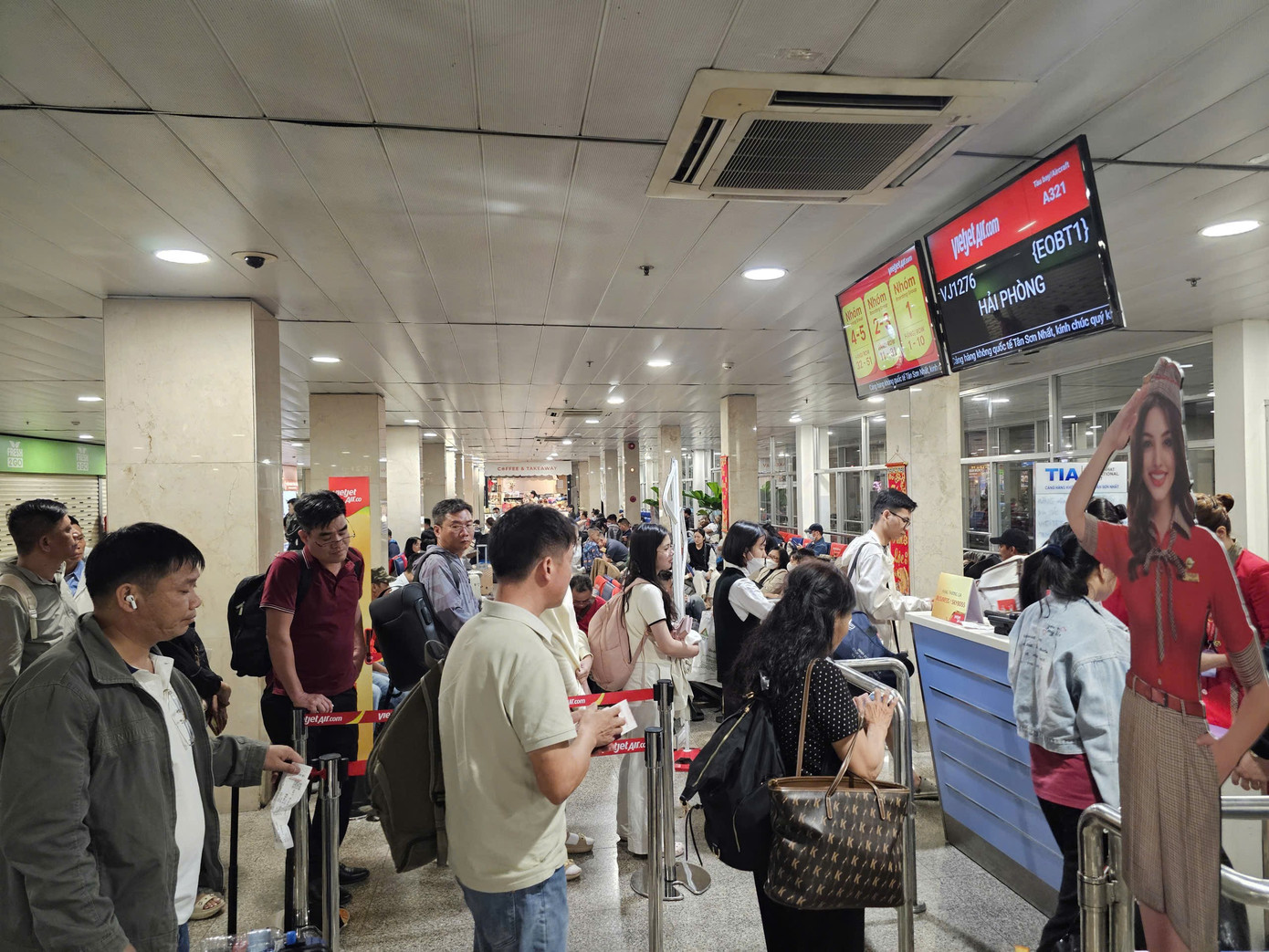 L&yacute; do kh&ocirc;ng thể đặt được v&eacute; m&aacute;y bay tới TPHCM- Ảnh 2.