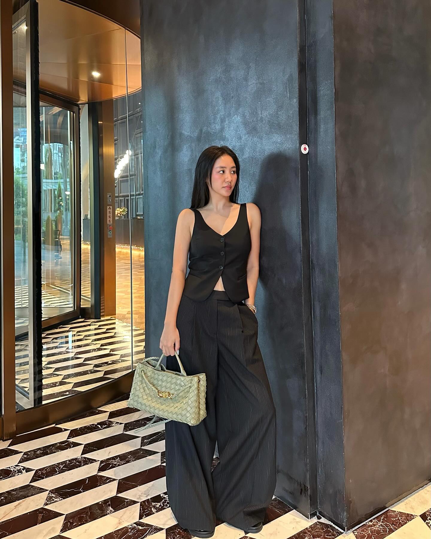 Văn Mai Hương đam m&ecirc; diện đồ basic, nhưng style bộ n&agrave;o cũng nổi bật- Ảnh 3.