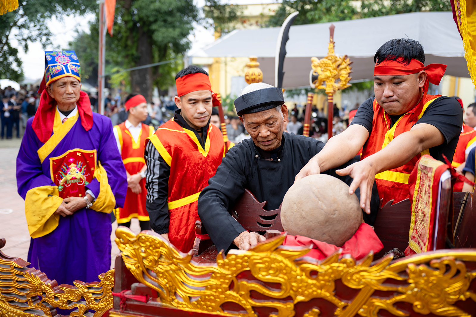 Hàng trăm thanh niên trai tráng lao vào tranh phết cầu may, khung cảnh đông nghẹt khiến ai nhìn cũng “nín thở”- Ảnh 5. Hàng trăm thanh niên trai tráng lao vào tranh phết cầu may, khung cảnh đông nghẹt khiến ai nhìn cũng “nín thở”- Ảnh 5.