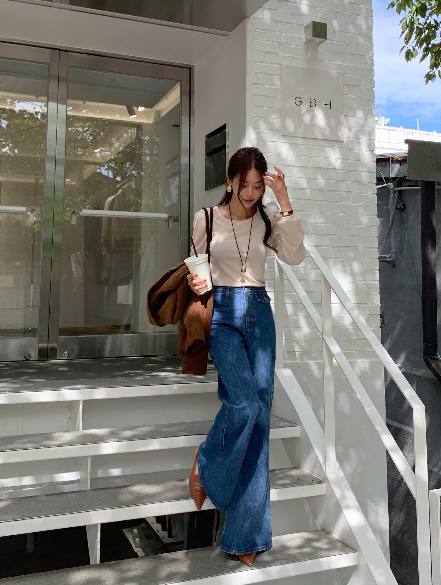 Mặc quần jeans m&agrave; muốn to&aacute;t l&ecirc;n kh&iacute; chất sang trọng, chị em chỉ cần 4 mẹo- Ảnh 5.