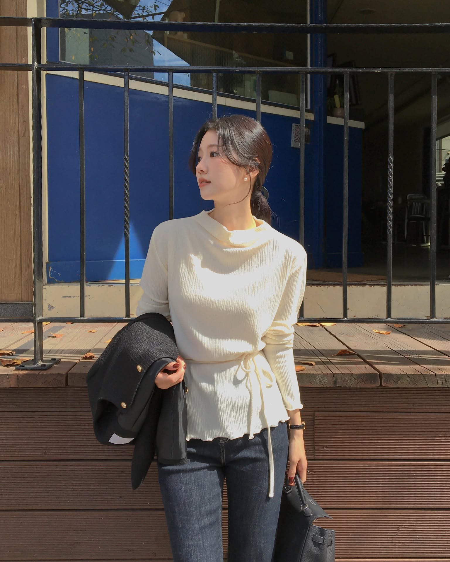 Mặc quần jeans m&agrave; muốn to&aacute;t l&ecirc;n kh&iacute; chất sang trọng, chị em chỉ cần 4 mẹo- Ảnh 1.