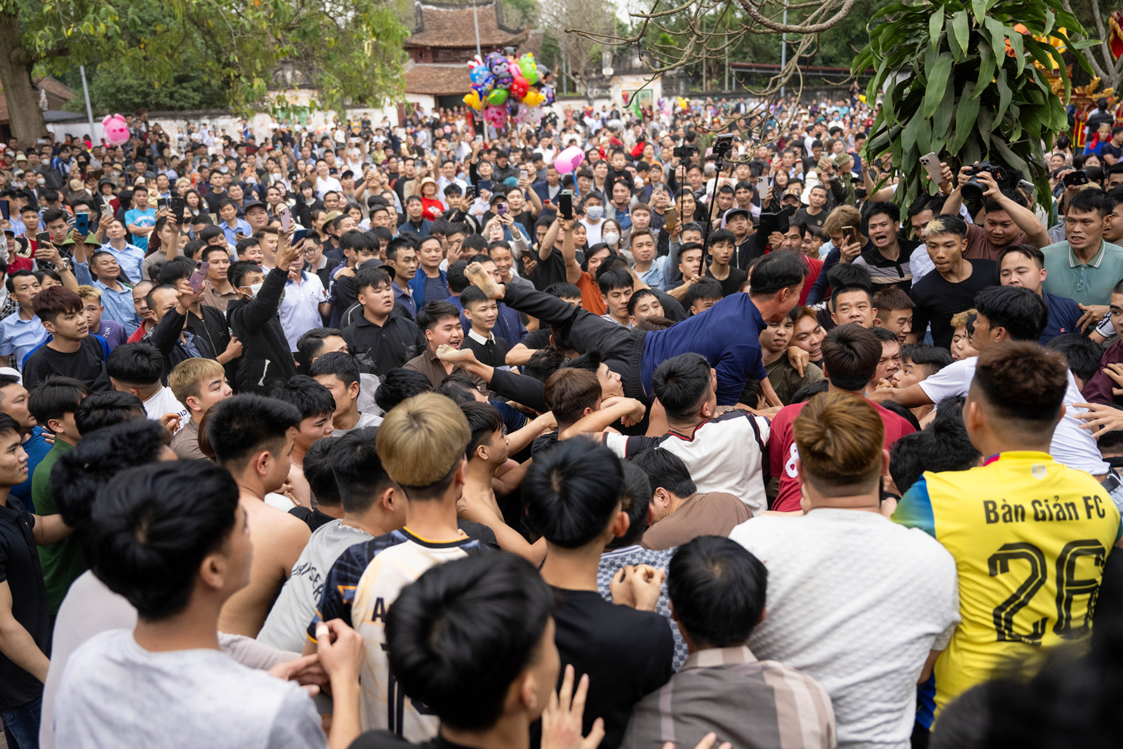 Hàng trăm thanh niên trai tráng lao vào tranh phết cầu may, khung cảnh đông nghẹt khiến ai nhìn cũng “nín thở”- Ảnh 6. Hàng trăm thanh niên trai tráng lao vào tranh phết cầu may, khung cảnh đông nghẹt khiến ai nhìn cũng “nín thở”- Ảnh 6.