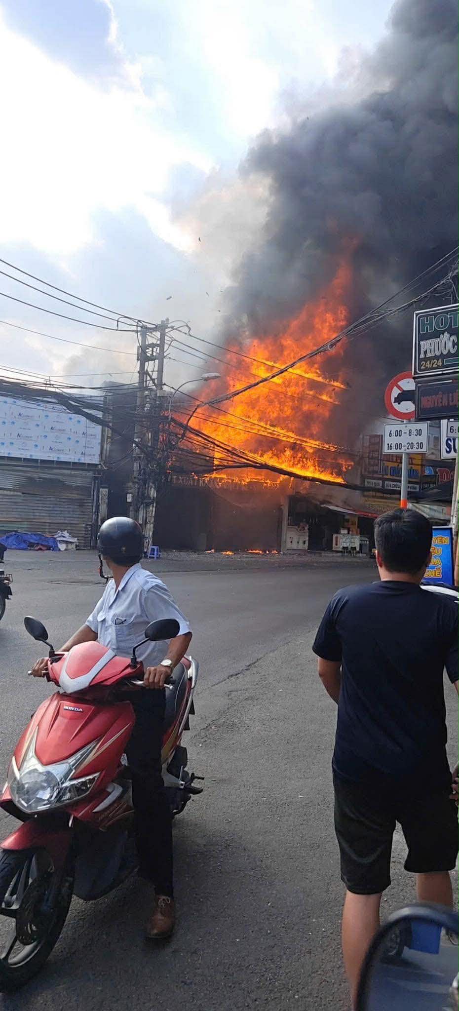 Hiện trường vụ cháy cửa hàng nội thất tại TP.HCM: Biển lửa nuốt trọn toàn bộ, nhiều tài sản giá trị bị thiêu rụi- Ảnh 2. Hiện trường vụ cháy cửa hàng nội thất tại TP.HCM: Biển lửa nuốt trọn toàn bộ, nhiều tài sản giá trị bị thiêu rụi- Ảnh 2.