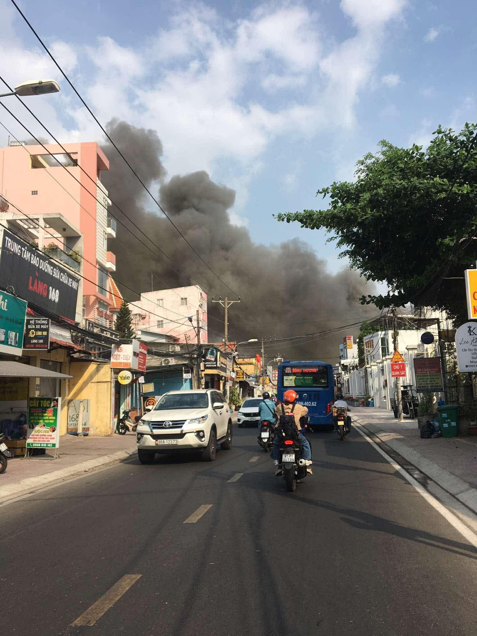 Hiện trường vụ cháy cửa hàng nội thất tại TP.HCM: Biển lửa nuốt trọn toàn bộ, nhiều tài sản giá trị bị thiêu rụi- Ảnh 3. Hiện trường vụ cháy cửa hàng nội thất tại TP.HCM: Biển lửa nuốt trọn toàn bộ, nhiều tài sản giá trị bị thiêu rụi- Ảnh 3.