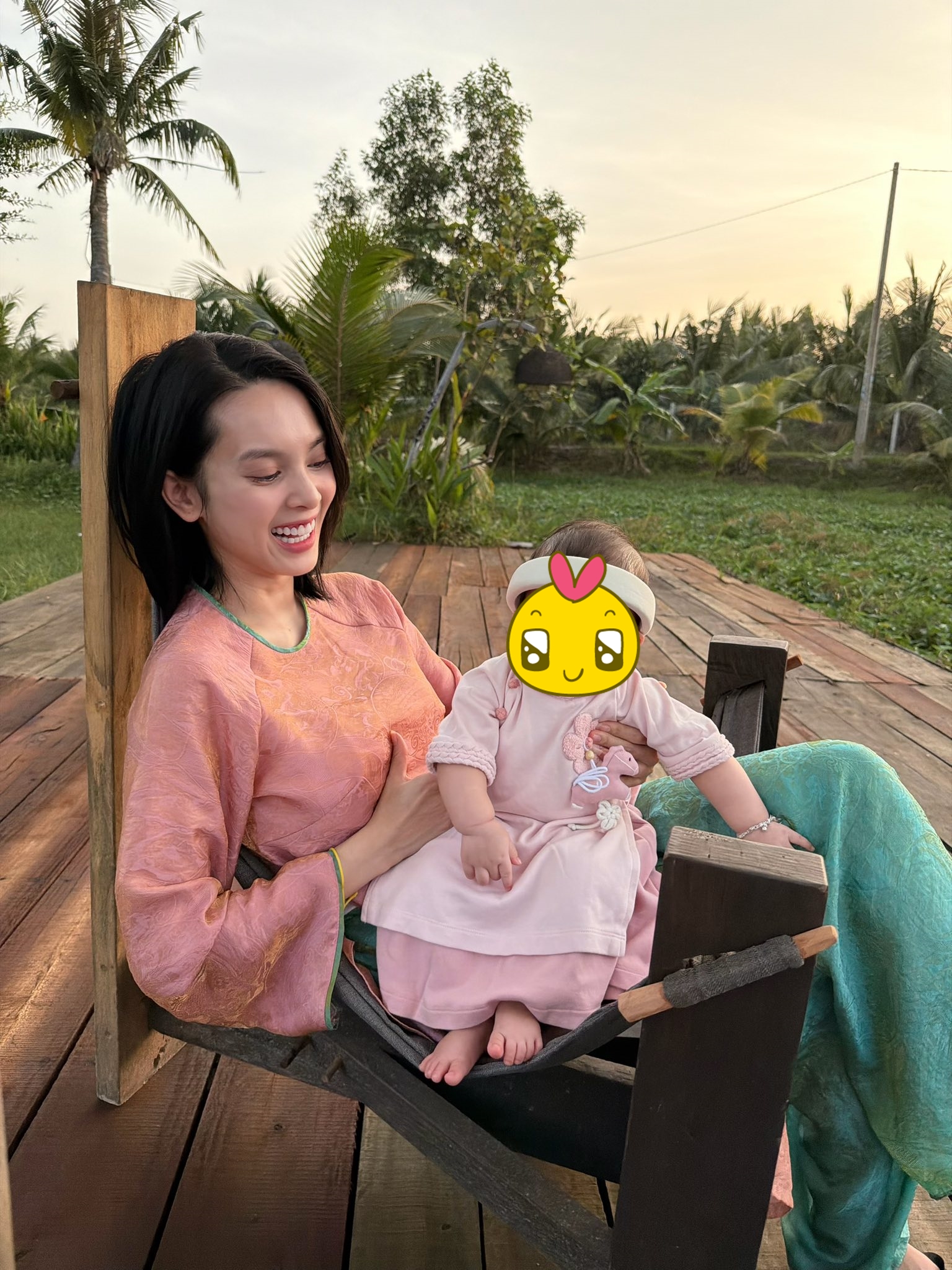 Mẹ Quỳnh Lương kh&oacute;c nức nở tiễn con: "Lấy chồng gi&agrave;u, được y&ecirc;u thương nhưng l&agrave; chồng xa th&igrave; vẫn buồn..."- Ảnh 3.