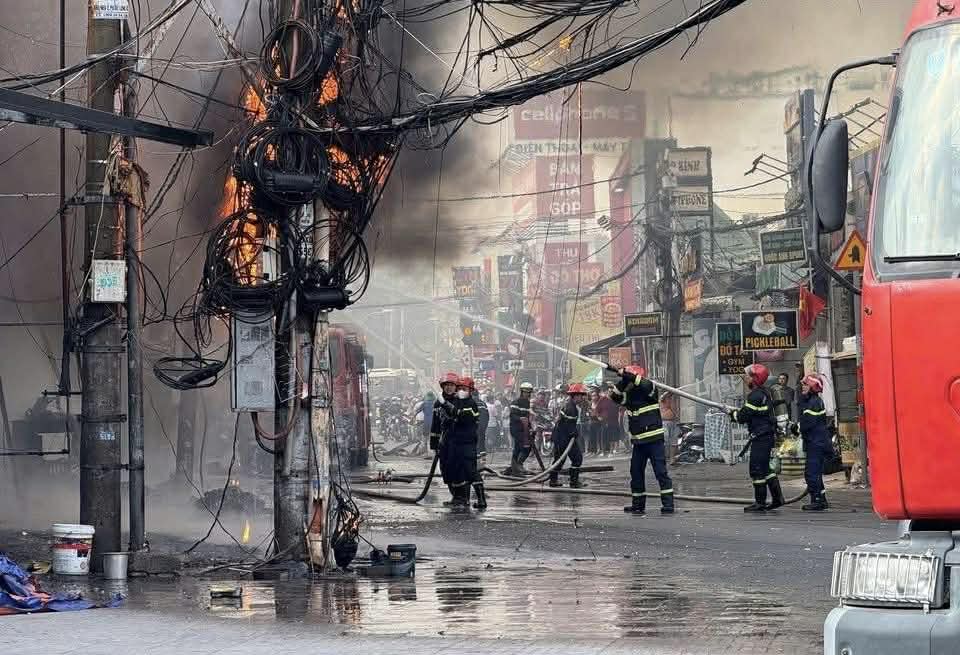 Hiện trường vụ cháy cửa hàng nội thất tại TP.HCM: Biển lửa nuốt trọn toàn bộ, nhiều tài sản giá trị bị thiêu rụi- Ảnh 5. Hiện trường vụ cháy cửa hàng nội thất tại TP.HCM: Biển lửa nuốt trọn toàn bộ, nhiều tài sản giá trị bị thiêu rụi- Ảnh 5.