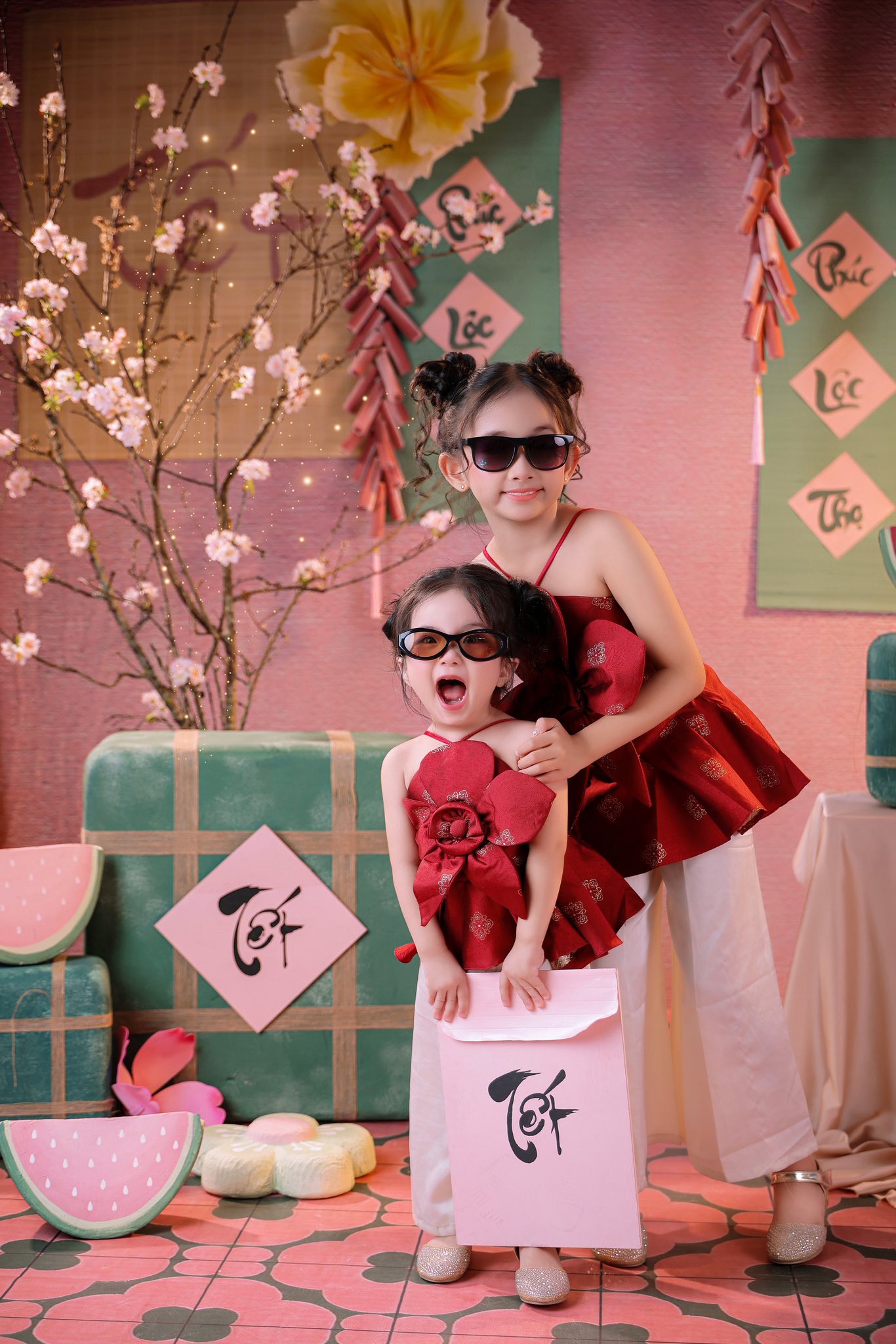 Khung h&igrave;nh đẹp như tranh vẽ g&acirc;y b&atilde;o của 3 cực phẩm nh&agrave; Kh&aacute;nh Thi - Phan Hiển: Lisa, Anna xinh y&ecirc;u như thi&ecirc;n thần- Ảnh 4.