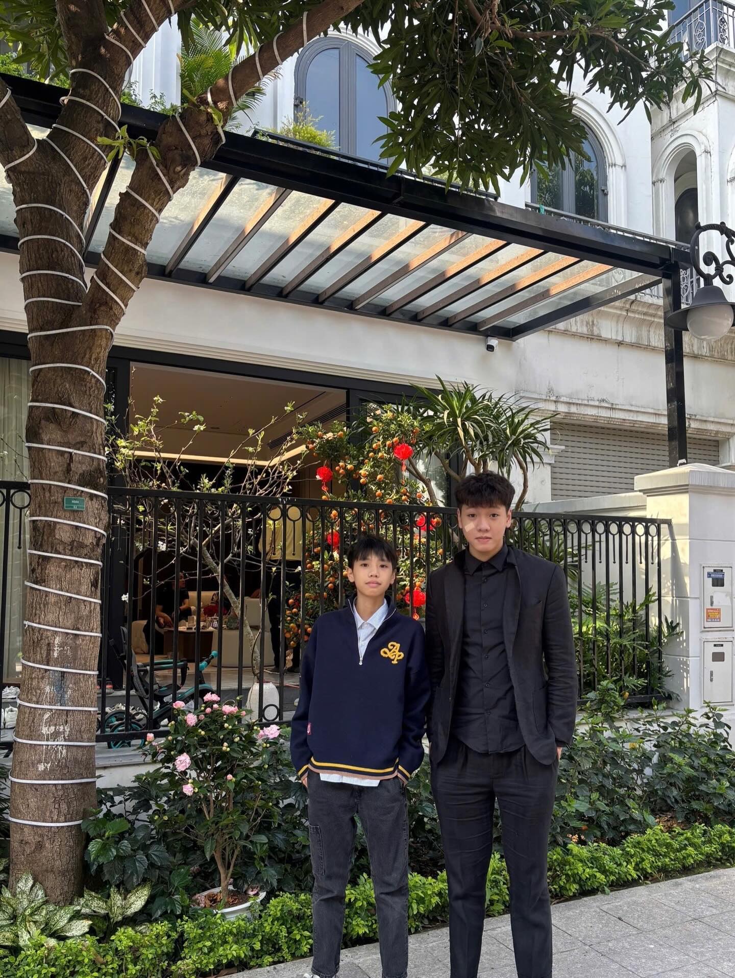 Khung h&igrave;nh nh&agrave; vợ "cực phẩm" của Văn Hậu: Mẹ vợ trẻ đẹp đọ sắc Do&atilde;n Hải My, v&igrave; sao bố vợ lu&ocirc;n vắng mặt?- Ảnh 3.