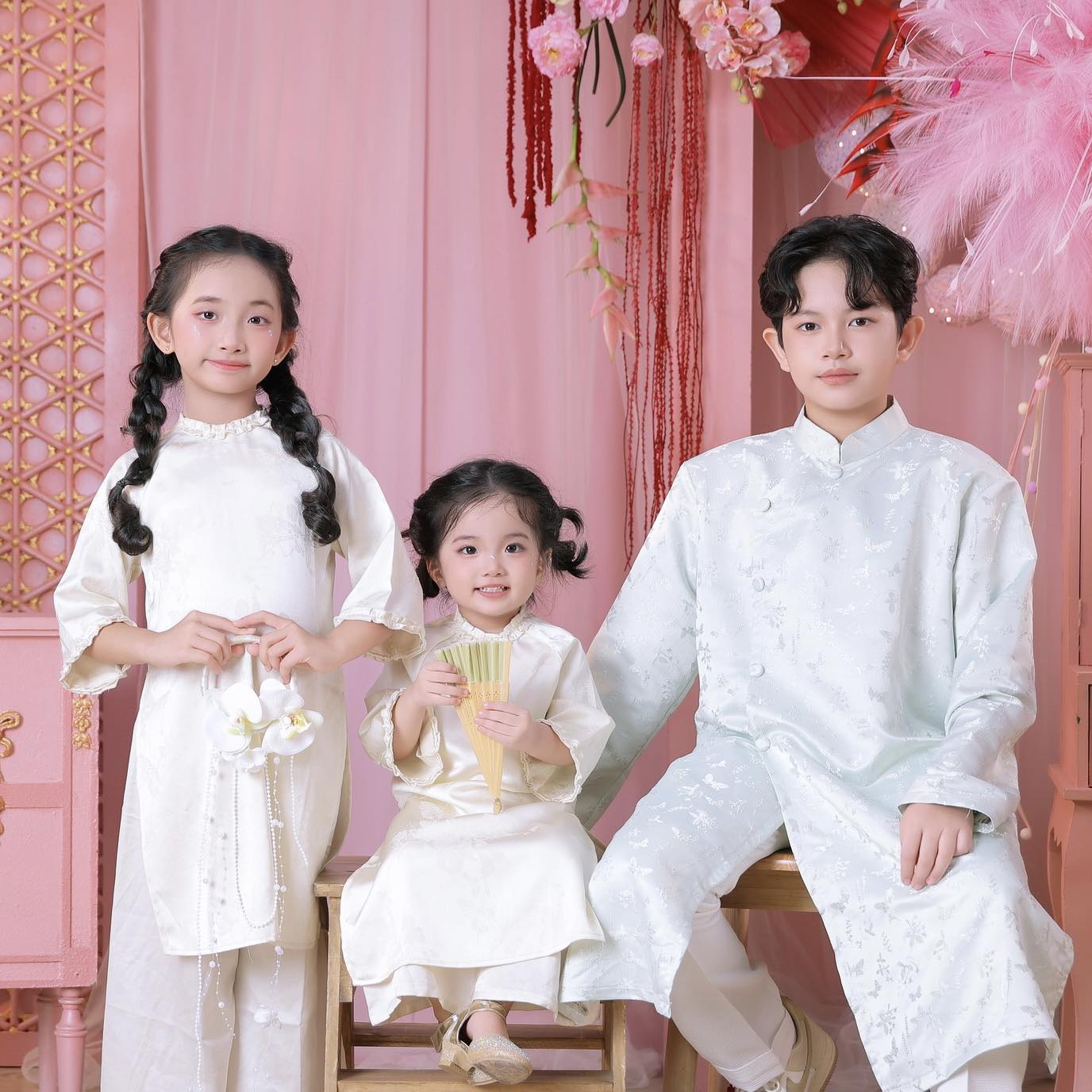 Khung h&igrave;nh đẹp như tranh vẽ g&acirc;y b&atilde;o của 3 cực phẩm nh&agrave; Kh&aacute;nh Thi - Phan Hiển: Lisa, Anna xinh y&ecirc;u như thi&ecirc;n thần- Ảnh 1.