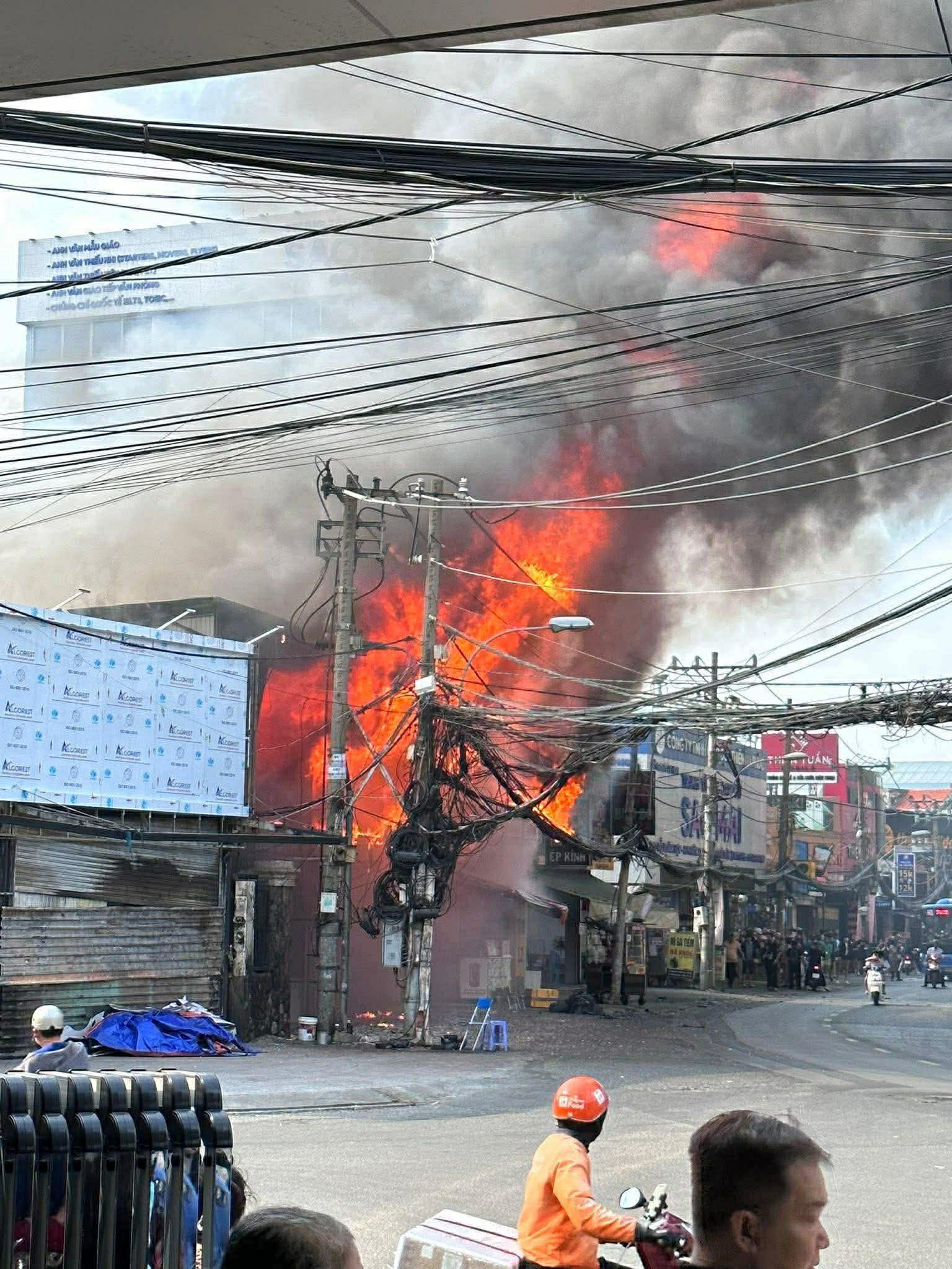 Hiện trường vụ cháy cửa hàng nội thất tại TP.HCM: Biển lửa nuốt trọn toàn bộ, nhiều tài sản giá trị bị thiêu rụi- Ảnh 1. Hiện trường vụ cháy cửa hàng nội thất tại TP.HCM: Biển lửa nuốt trọn toàn bộ, nhiều tài sản giá trị bị thiêu rụi- Ảnh 1.