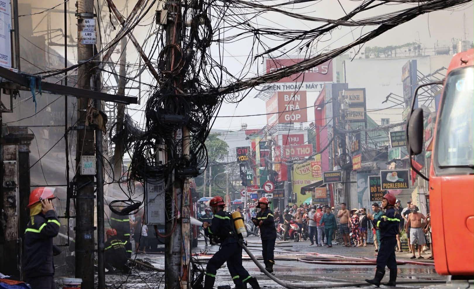 Hiện trường vụ cháy cửa hàng nội thất tại TP.HCM: Biển lửa nuốt trọn toàn bộ, nhiều tài sản giá trị bị thiêu rụi- Ảnh 6. Hiện trường vụ cháy cửa hàng nội thất tại TP.HCM: Biển lửa nuốt trọn toàn bộ, nhiều tài sản giá trị bị thiêu rụi- Ảnh 6.