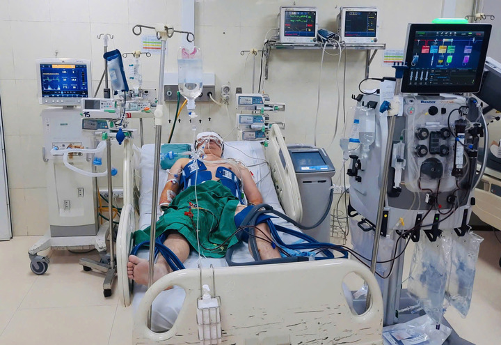 Người đ&agrave;n &ocirc;ng ngừng tim gần tiếng được cứu sống ngoạn mục- Ảnh 1.