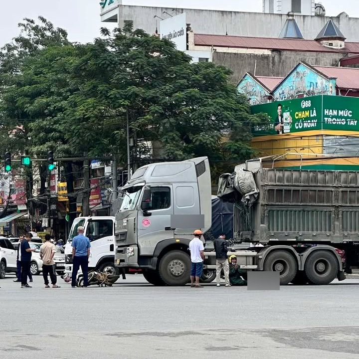 Khoảnh khắc &aacute;m ảnh: Người chồng chắp tay, quỳ lạy b&ecirc;n thi thể vợ dưới gầm xe đầu k&eacute;o sau va chạm khiến nhiều người nghẹn l&ograve;ng- Ảnh 1.