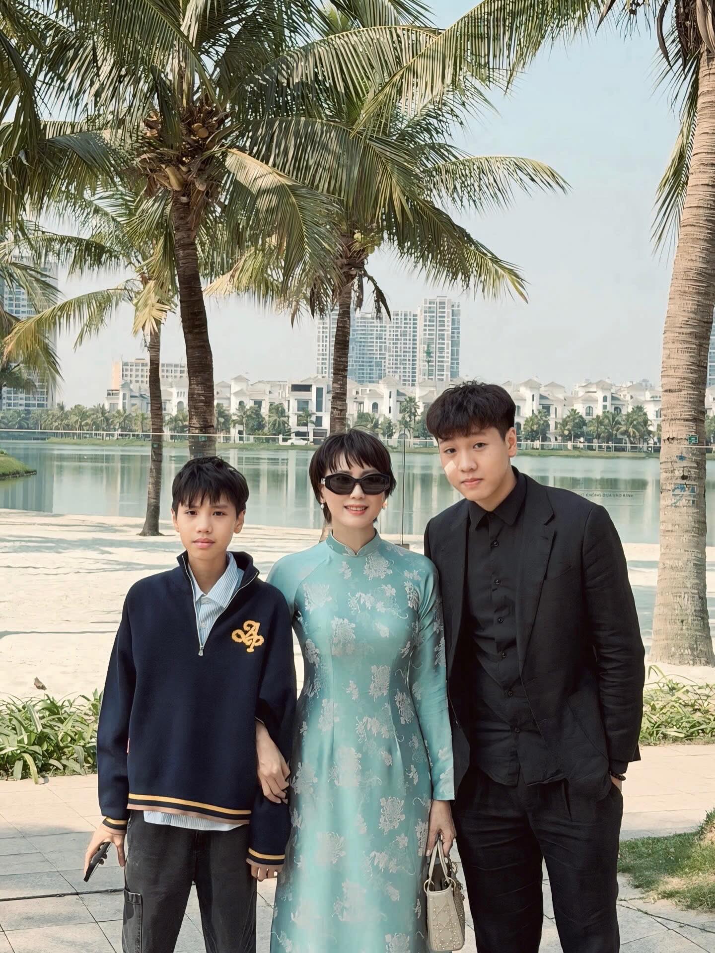 Khung h&igrave;nh nh&agrave; vợ "cực phẩm" của Văn Hậu: Mẹ vợ trẻ đẹp đọ sắc Do&atilde;n Hải My, v&igrave; sao bố vợ lu&ocirc;n vắng mặt?- Ảnh 4.