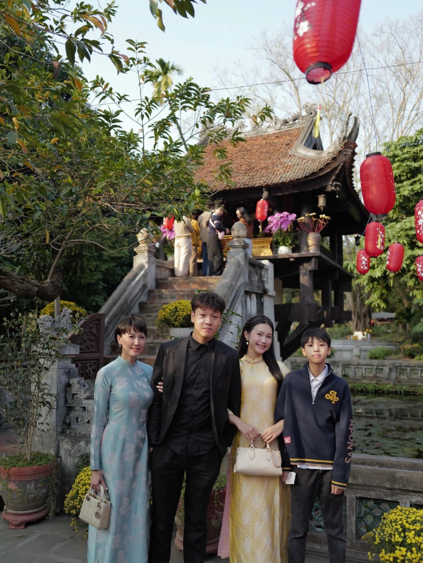 Khung h&igrave;nh nh&agrave; vợ "cực phẩm" của Văn Hậu: Mẹ vợ trẻ đẹp đọ sắc Do&atilde;n Hải My, v&igrave; sao bố vợ lu&ocirc;n vắng mặt?- Ảnh 2.