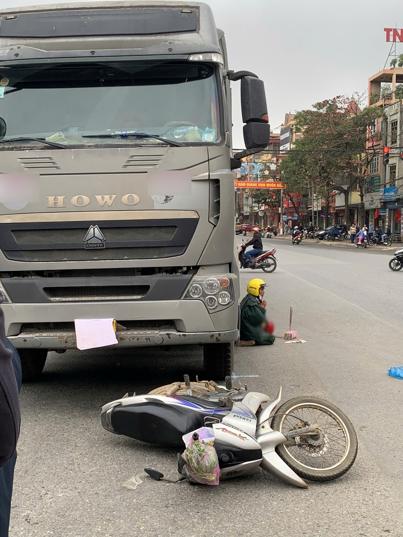 Khoảnh khắc &aacute;m ảnh: Người chồng chắp tay, quỳ lạy b&ecirc;n thi thể vợ dưới gầm xe đầu k&eacute;o sau va chạm khiến nhiều người nghẹn l&ograve;ng- Ảnh 2.