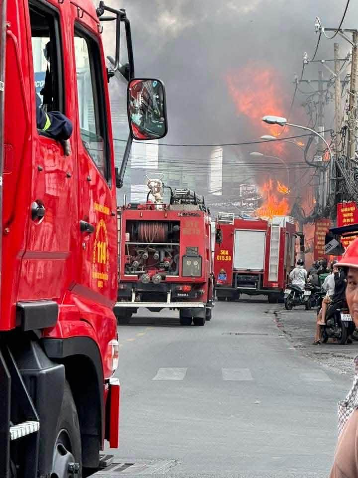 Hiện trường vụ cháy cửa hàng nội thất tại TP.HCM: Biển lửa nuốt trọn toàn bộ, nhiều tài sản giá trị bị thiêu rụi- Ảnh 7. Hiện trường vụ cháy cửa hàng nội thất tại TP.HCM: Biển lửa nuốt trọn toàn bộ, nhiều tài sản giá trị bị thiêu rụi- Ảnh 7.