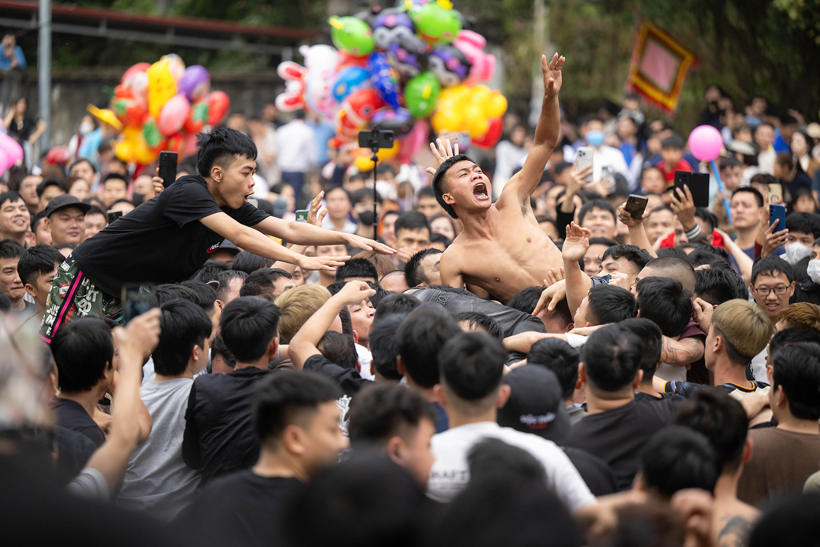Hàng trăm thanh niên trai tráng lao vào tranh phết cầu may, khung cảnh đông nghẹt khiến ai nhìn cũng “nín thở”- Ảnh 8. Hàng trăm thanh niên trai tráng lao vào tranh phết cầu may, khung cảnh đông nghẹt khiến ai nhìn cũng “nín thở”- Ảnh 8.