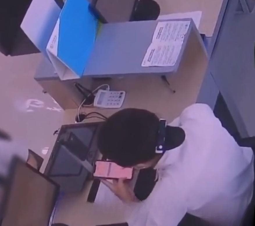 Nữ nhân viên chuyển nhầm 2,6 tỷ đồng từ tài khoản công ty, người nhận đồng ý trả lại nhưng vẫn bị triệu tập lên đồn công an- Ảnh 1.