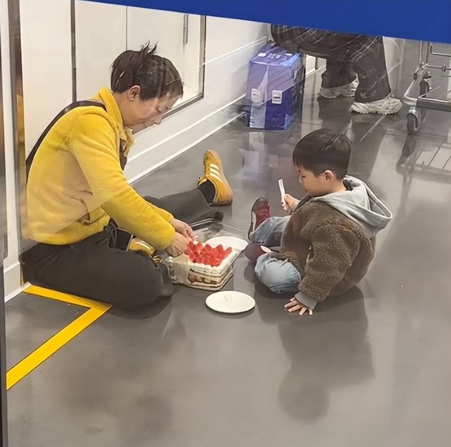 Hơn 1 triệu người thừa nhận ghen tị khi xem clip hai mẹ con ăn b&aacute;nh giữa si&ecirc;u thị- Ảnh 1.