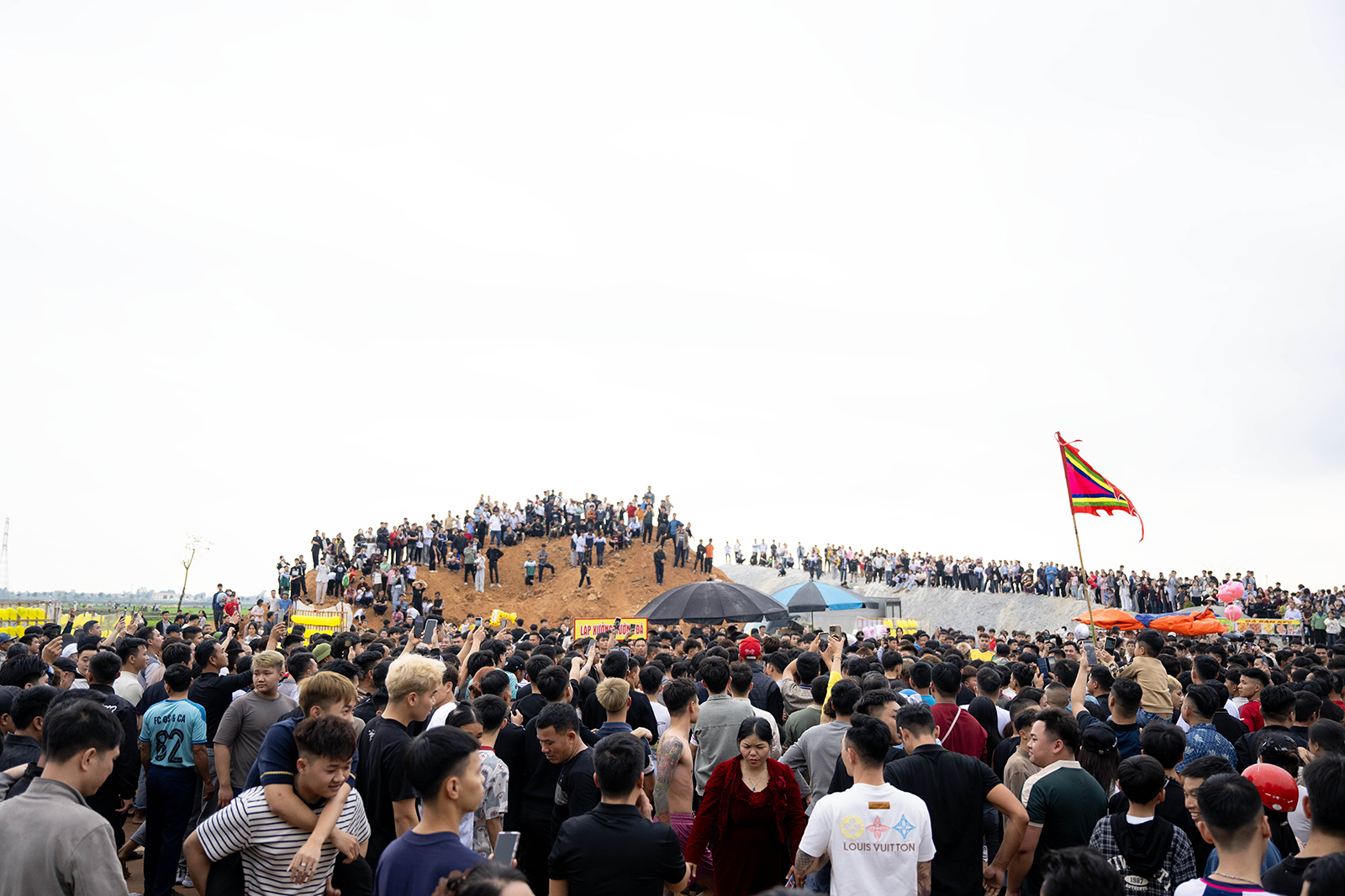 Hàng trăm thanh niên trai tráng lao vào tranh phết cầu may, khung cảnh đông nghẹt khiến ai nhìn cũng “nín thở”- Ảnh 9. Hàng trăm thanh niên trai tráng lao vào tranh phết cầu may, khung cảnh đông nghẹt khiến ai nhìn cũng “nín thở”- Ảnh 9.