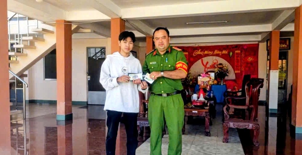 Ph&aacute;t hiện loạt tờ tiền từ 50K - 500K tr&ecirc;n tuyến tỉnh lộ: C&ocirc;ng an x&atilde; v&agrave;o cuộc- Ảnh 1.