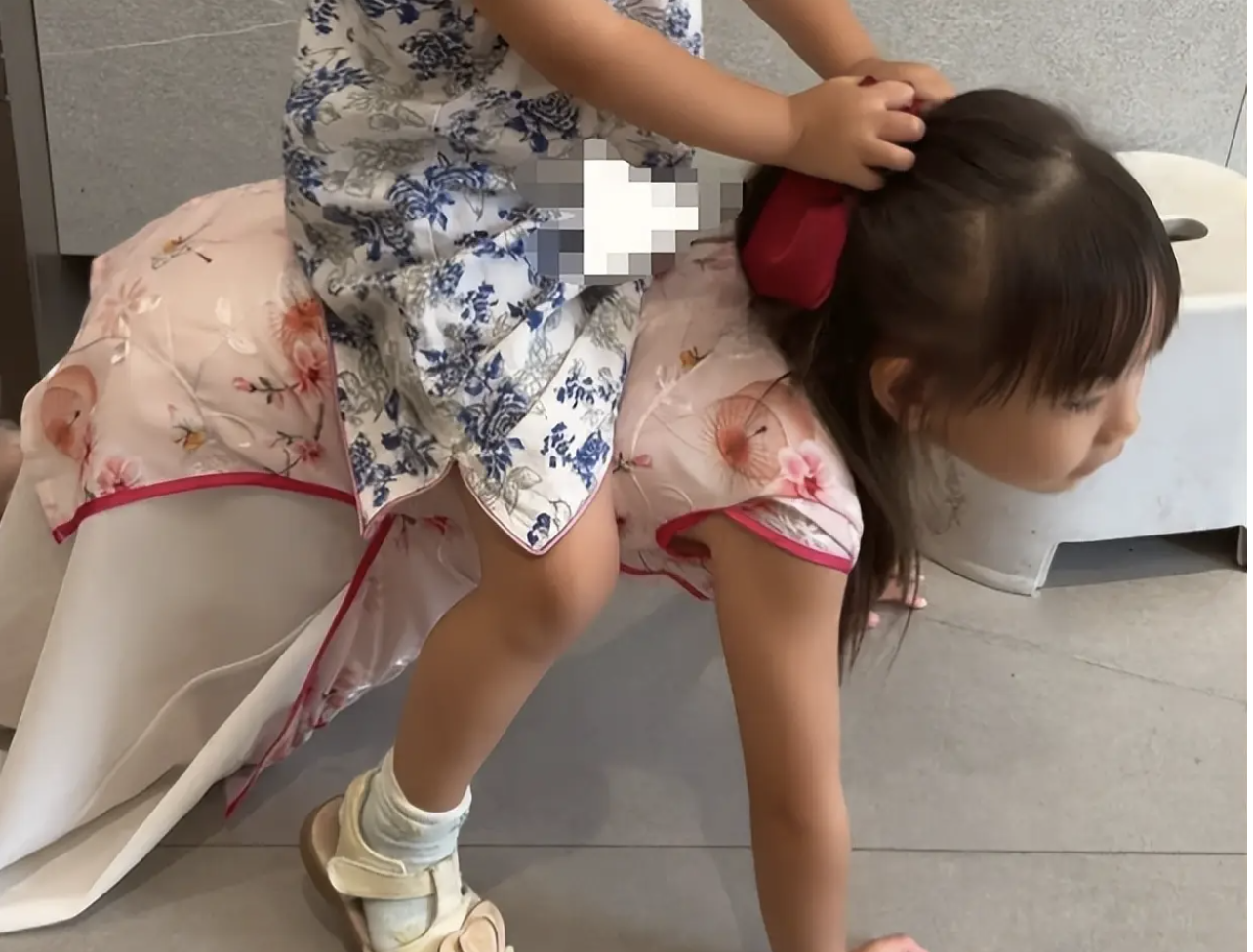 B&eacute; g&aacute;i 5 tuổi bị bạn lạ "cưỡi như ngựa" giữa s&acirc;n chung cư- Ảnh 2.