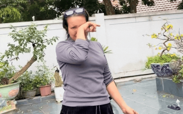 Mẹ Quỳnh Lương kh&oacute;c nức nở tiễn con: "Lấy chồng gi&agrave;u, được y&ecirc;u thương nhưng l&agrave; chồng xa th&igrave; vẫn buồn..."- Ảnh 1.