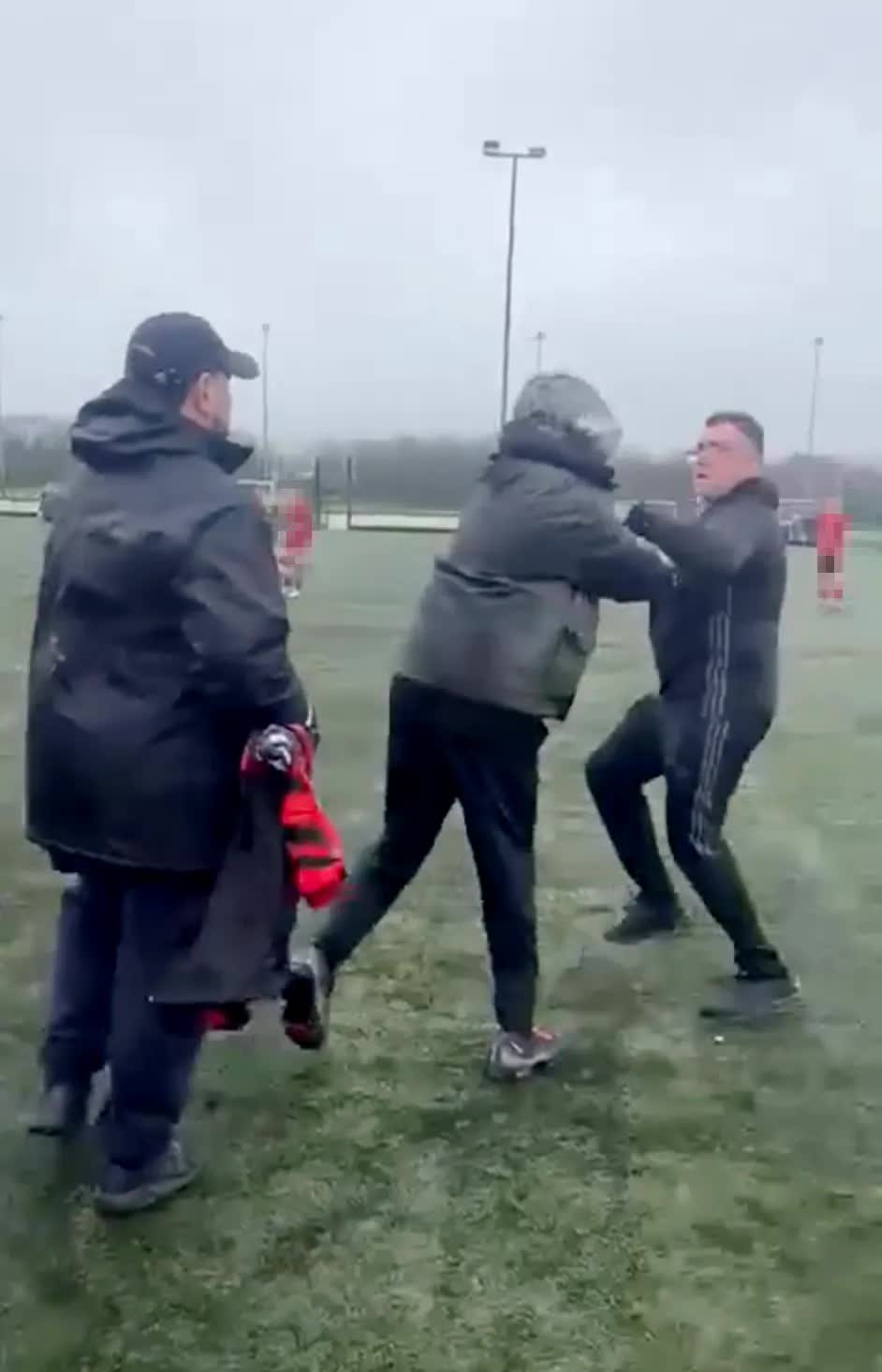 1 triệu người phẫn nộ v&igrave; video g&acirc;y sốc: Cha mẹ lao v&agrave;o đấm nhau tại trận b&oacute;ng đ&aacute; U14, c&aacute;c con phải v&agrave;o can- Ảnh 6.