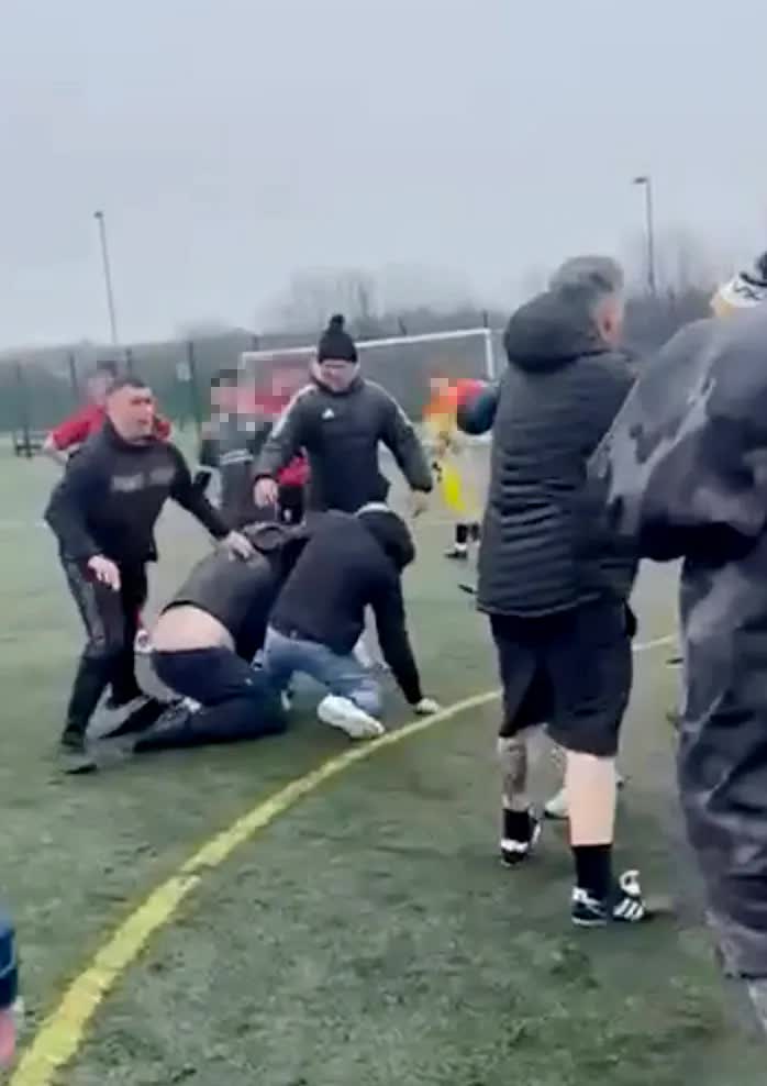 1 triệu người phẫn nộ v&igrave; video g&acirc;y sốc: Cha mẹ lao v&agrave;o đấm nhau tại trận b&oacute;ng đ&aacute; U14, c&aacute;c con phải v&agrave;o can- Ảnh 3.