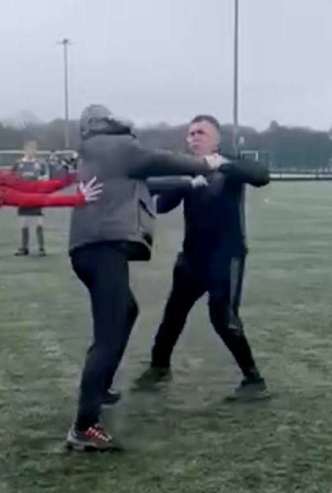 1 triệu người phẫn nộ v&igrave; video g&acirc;y sốc: Cha mẹ lao v&agrave;o đấm nhau tại trận b&oacute;ng đ&aacute; U14, c&aacute;c con phải v&agrave;o can- Ảnh 2.