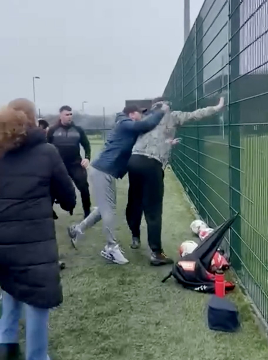 1 triệu người phẫn nộ v&igrave; video g&acirc;y sốc: Cha mẹ lao v&agrave;o đấm nhau tại trận b&oacute;ng đ&aacute; U14, c&aacute;c con phải v&agrave;o can- Ảnh 4.