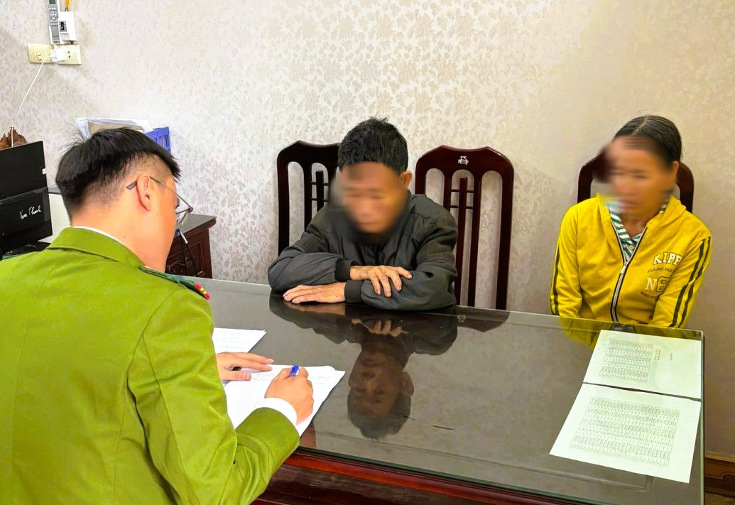 C&ocirc;ng an mời l&agrave;m việc 2 vợ chồng tự &yacute; đ&ograve;i thu tiền đỗ xe &ocirc; t&ocirc; đi chợ Viềng- Ảnh 1.