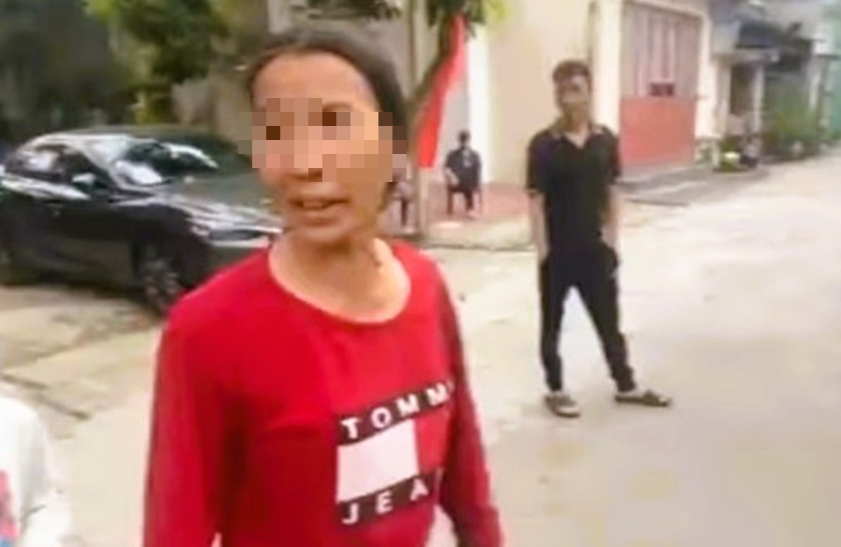 C&ocirc;ng an mời l&agrave;m việc 2 vợ chồng tự &yacute; đ&ograve;i thu tiền đỗ xe &ocirc; t&ocirc; đi chợ Viềng- Ảnh 2.