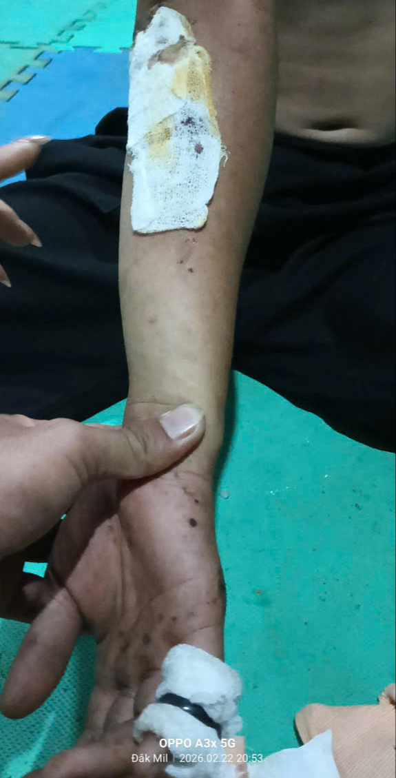 CLIP: T&ocirc;ng xe đạp điện khiến một học sinh văng xa nhưng t&agrave;i xế xe bu&yacute;t kh&ocirc;ng biết?- Ảnh 2.