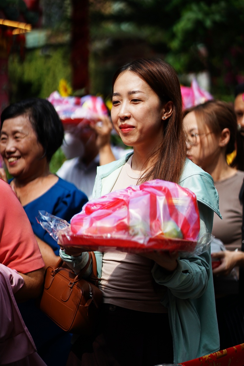 Dòng người TP.HCM đội nắng xoay 3 vòng ở Chùa Ngọc Hoàng, thực hiện nghi thức “chuyển vận” đầu năm- Ảnh 4. Dòng người TP.HCM đội nắng xoay 3 vòng ở Chùa Ngọc Hoàng, thực hiện nghi thức “chuyển vận” đầu năm- Ảnh 4.