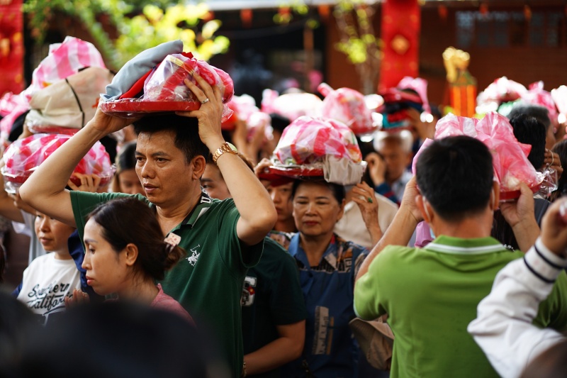 Dòng người TP.HCM đội nắng xoay 3 vòng ở Chùa Ngọc Hoàng, thực hiện nghi thức “chuyển vận” đầu năm- Ảnh 2. Dòng người TP.HCM đội nắng xoay 3 vòng ở Chùa Ngọc Hoàng, thực hiện nghi thức “chuyển vận” đầu năm- Ảnh 2.