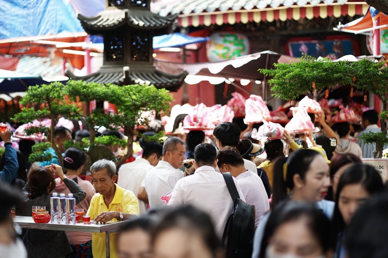 Dòng người TP.HCM đội nắng xoay 3 vòng ở Chùa Ngọc Hoàng, thực hiện nghi thức “chuyển vận” đầu năm- Ảnh 1. Dòng người TP.HCM đội nắng xoay 3 vòng ở Chùa Ngọc Hoàng, thực hiện nghi thức “chuyển vận” đầu năm- Ảnh 1.