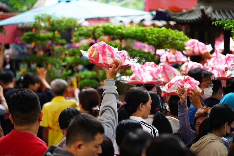 Dòng người TP.HCM đội nắng xoay 3 vòng ở Chùa Ngọc Hoàng, thực hiện nghi thức “chuyển vận” đầu năm- Ảnh 7. Dòng người TP.HCM đội nắng xoay 3 vòng ở Chùa Ngọc Hoàng, thực hiện nghi thức “chuyển vận” đầu năm- Ảnh 7.