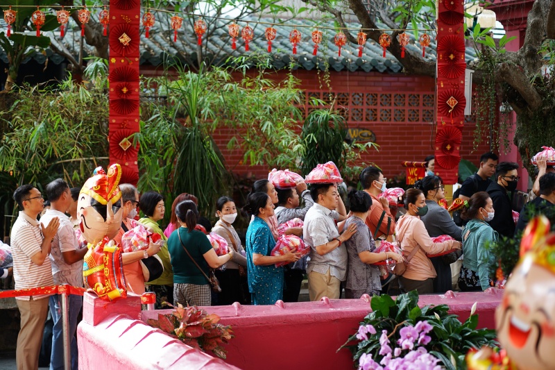 Dòng người TP.HCM đội nắng xoay 3 vòng ở Chùa Ngọc Hoàng, thực hiện nghi thức “chuyển vận” đầu năm- Ảnh 6. Dòng người TP.HCM đội nắng xoay 3 vòng ở Chùa Ngọc Hoàng, thực hiện nghi thức “chuyển vận” đầu năm- Ảnh 6.