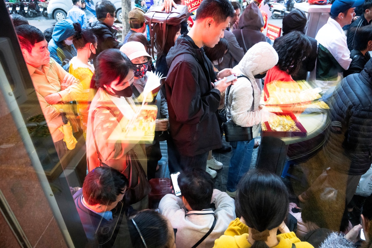 Con phố H&agrave; Nội đ&ocirc;ng nghẹt chưa từng thấy ng&agrave;y m&ugrave;ng 8 Tết: Chuyện g&igrave; đang xảy ra?- Ảnh 7.