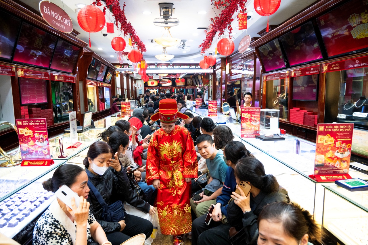 Con phố H&agrave; Nội đ&ocirc;ng nghẹt chưa từng thấy ng&agrave;y m&ugrave;ng 8 Tết: Chuyện g&igrave; đang xảy ra?- Ảnh 6.