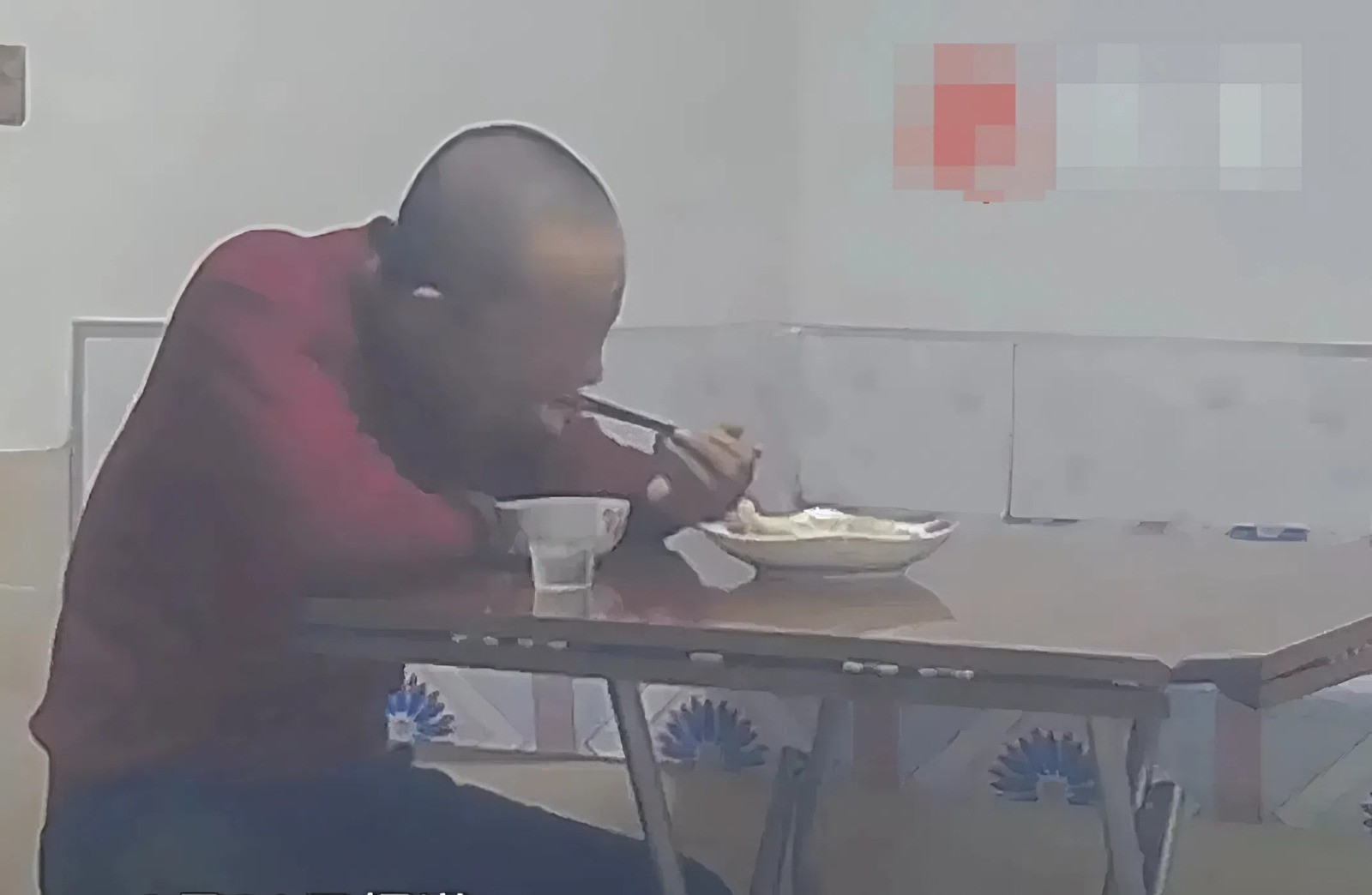 Xem camera, con g&aacute;i lập tức về nh&agrave; khi thấy h&agrave;nh động của bố- Ảnh 1.