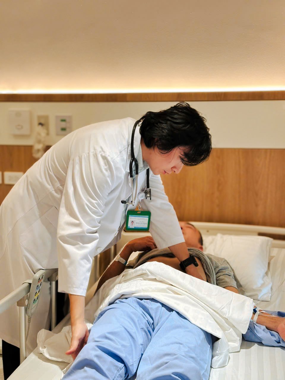 Sau h&oacute;a v&agrave;ng, người đ&agrave;n &ocirc;ng t&ecirc; tay tưởng say rượu n&ecirc;n uống chanh mật ong: S&aacute;ng h&ocirc;m sau b&aacute;c sĩ b&aacute;o ĐỘT QUỴ- Ảnh 1.