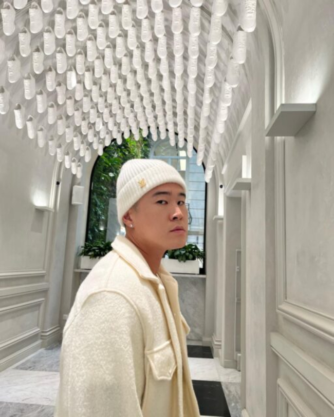 Cảnh sát đột kích khách sạn, bắt khẩn cấp nam ca sĩ tàng trữ chất cấm- Ảnh 1. Cảnh sát đột kích khách sạn, bắt khẩn cấp nam ca sĩ tàng trữ chất cấm- Ảnh 1.