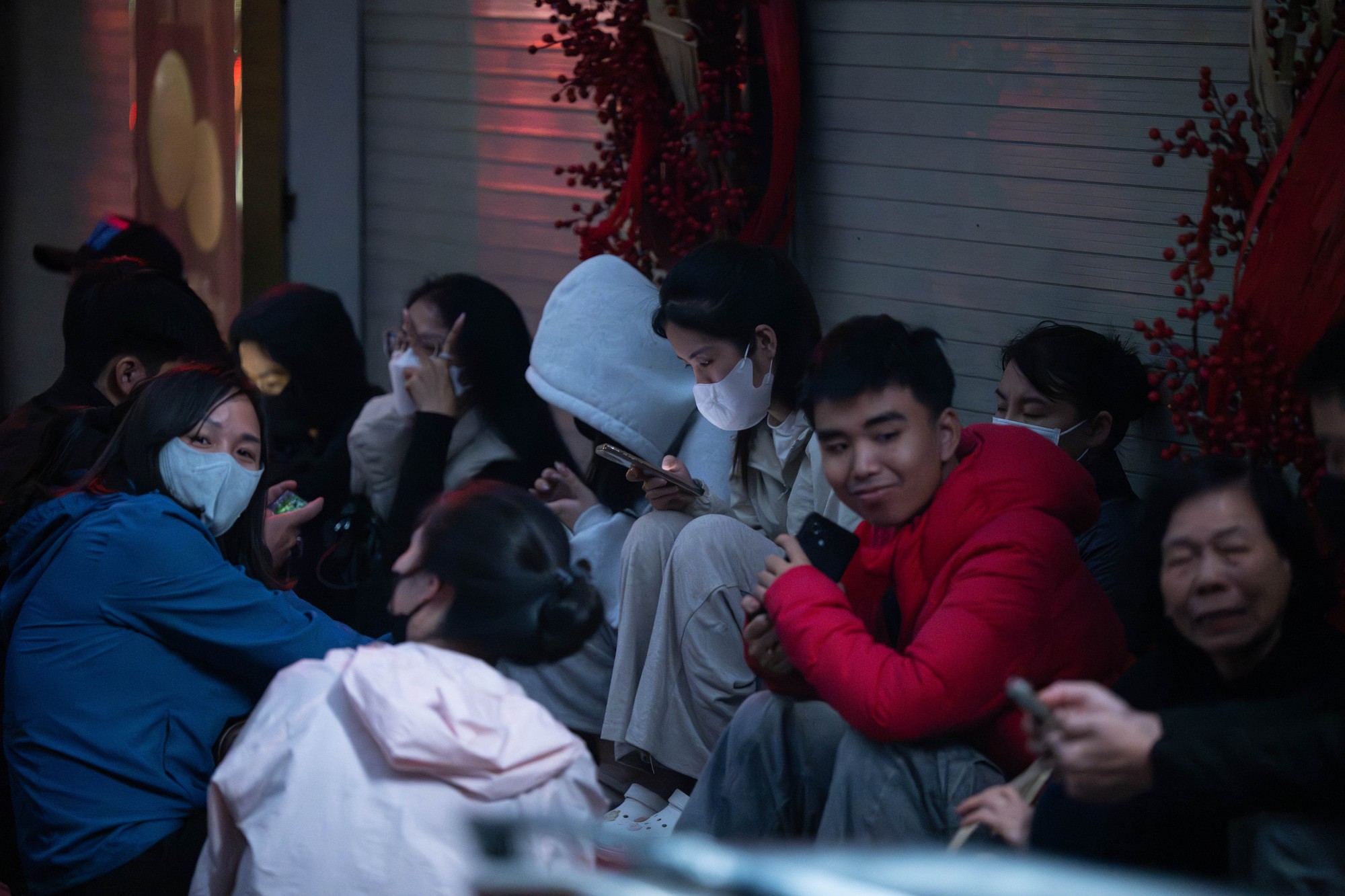 Cảnh tượng kh&oacute; tin l&uacute;c 3h s&aacute;ng tr&ecirc;n phố Cầu Giấy trước ng&agrave;y V&iacute;a Thần t&agrave;i- Ảnh 5.