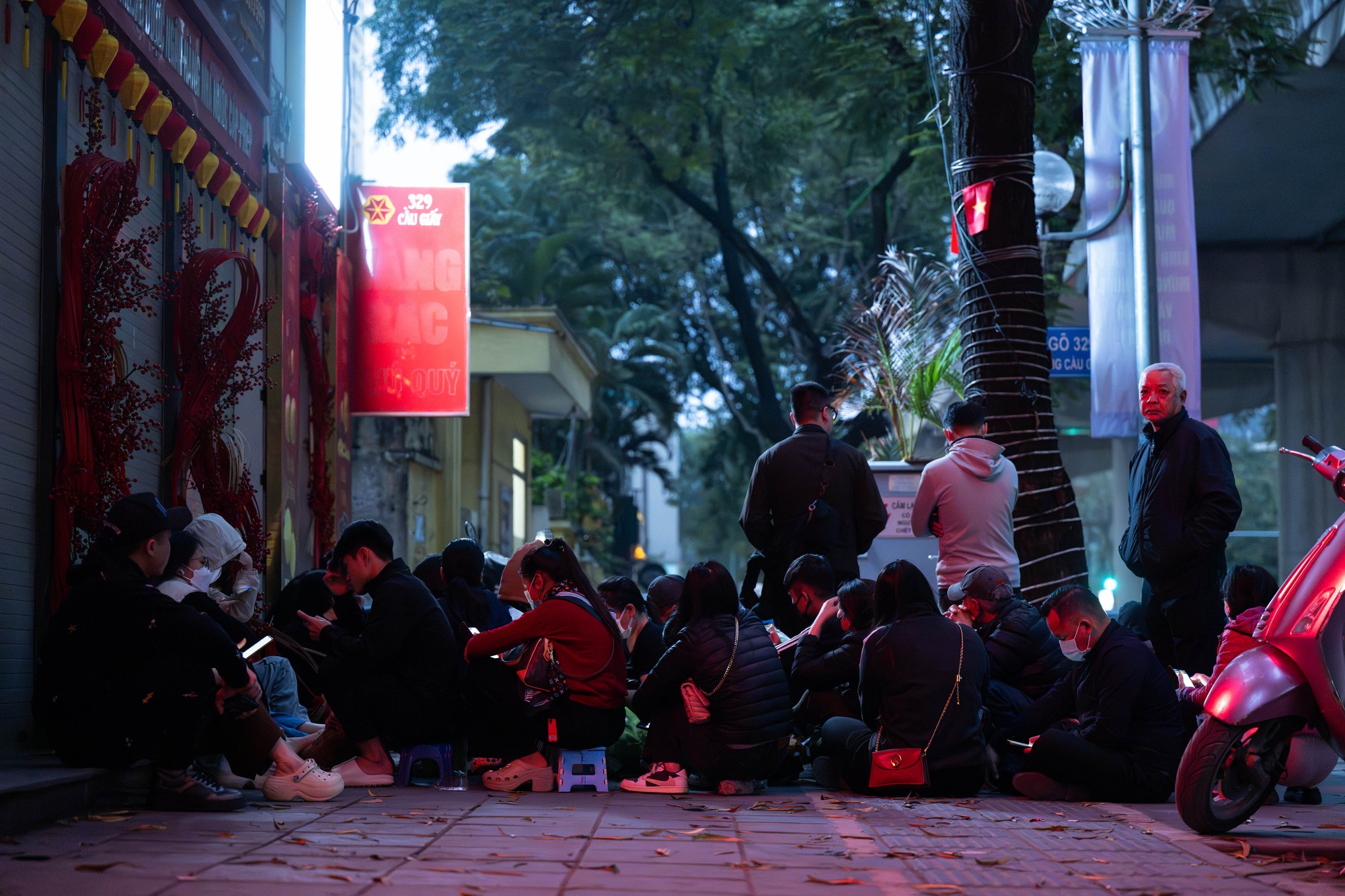 Cảnh tượng kh&oacute; tin l&uacute;c 3h s&aacute;ng tr&ecirc;n phố Cầu Giấy trước ng&agrave;y V&iacute;a Thần t&agrave;i- Ảnh 3.