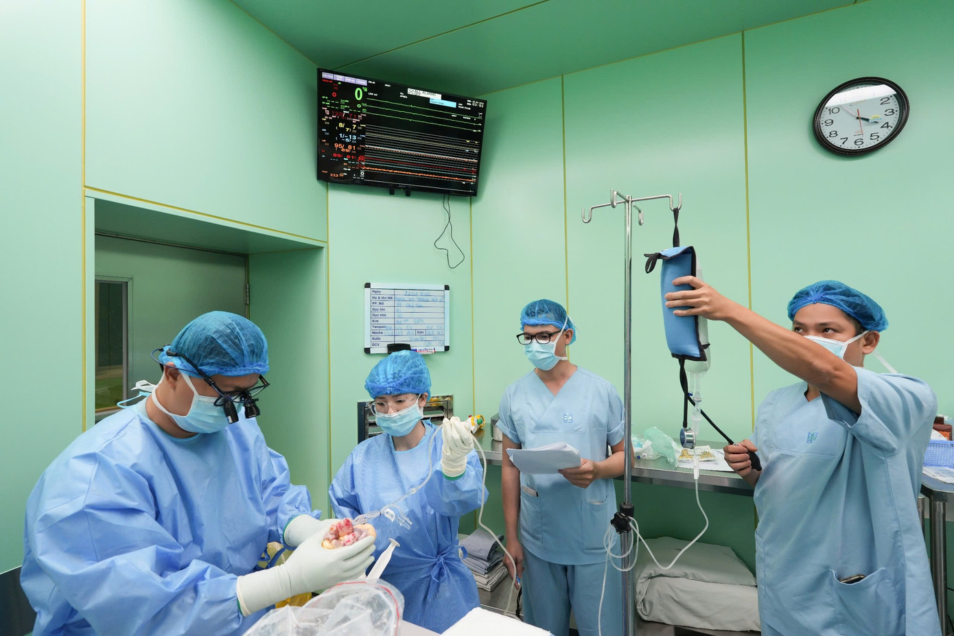 Vận chuyển khẩn cấp tr&aacute;i tim từ H&agrave; Nội cứu bệnh nhi 11 tuổi ở TPHCM- Ảnh 3.